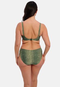 Groen met slangenpatroon bikini met verstelbare bandjes. Heeft een naadloze achterkant en een soepele textuur. Geschikt als badkleding.