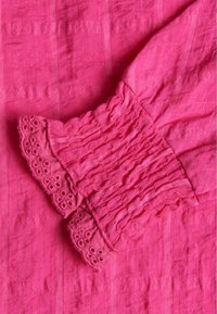 Shoeby CRINKLE CHECK TOP - Camicetta - pink