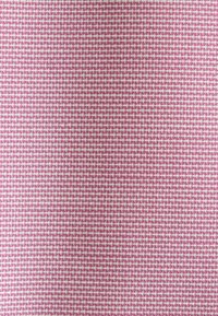 Tessuto intrecciato con un motivo a quadretti rosa e bianchi con una finitura testurizzata. Il design è composto da piccoli quadrati distribuiti uniformemente.