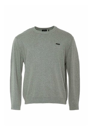 Sivi pulover od mekog materijala, s dugim rukavima, okruglim izrezom i suptilnim logotipom na prsima. Glatka tekstura, opušteni kroj.