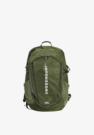 Grüner 40L SWEDEMOUNT Rucksack mit Frontreißverschlusstasche, Seitengurten und Tragegriff, dargestellt vor weißem Hintergrund.