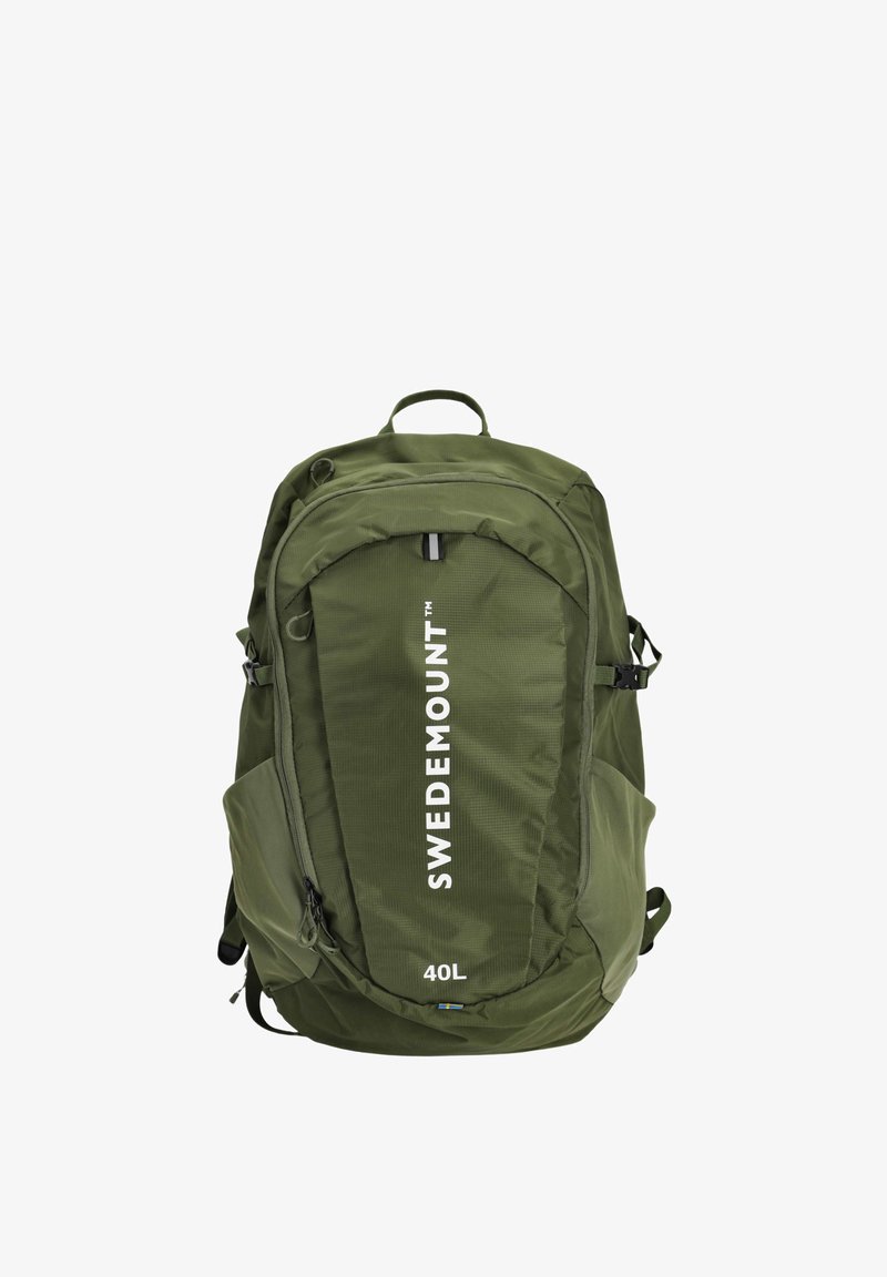 Zeleni nahrbtnik SWEDEMOUNT s prostornino 40 L, opremljen s sprednjim žepom z zadrgo, bočnimi trakovi in ročajem za prenašanje, prikazan na belem ozadju.