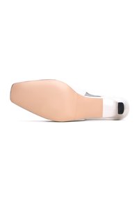 Chaussure à talons hauts avec une tige transparente, semelle rose solide et bout carré. Dispose d'un léger talon et d'une prise texturée sur le talon.