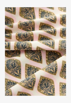 Textil, amelynek rózsaszín alapja van, arany, zöld és kék díszes levélmintákkal, gyémánt formákban, texturált anyagfelülettel.