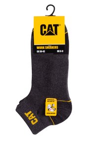 Chaussettes de travail noires avec des accents jaunes, présentant un talon et une pointe renforcés, emballées avec une étiquette suspendue affichant les instructions d'entretien et les tailles.