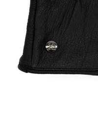 Schwarzes Lederprodukt mit einer strukturierten Oberfläche, ausgestattet mit einem silbernen Knopf, auf dem das eingravierte "HG"-Logo zu sehen ist. Die Kanten sind zum Schutz vor Abnutzung genäht.