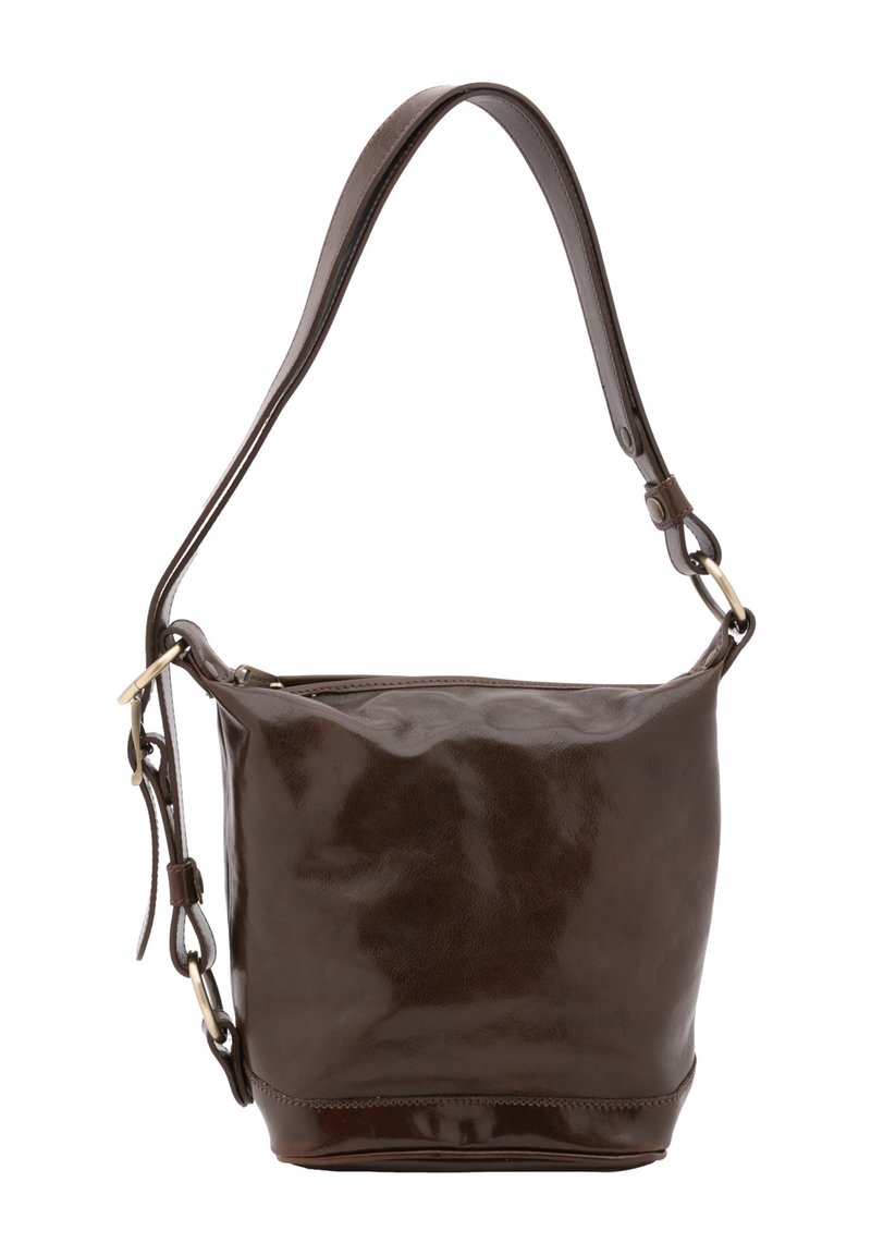 Bruine leren handtas met een gladde afwerking, enkele verstelbare schouderband en een ronde, gestructureerde vorm. Voorzien van gouden hardware.