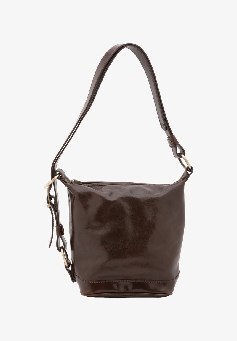 Bruine leren handtas met een gladde afwerking, enkele verstelbare schouderband en een ronde, gestructureerde vorm. Voorzien van gouden hardware.