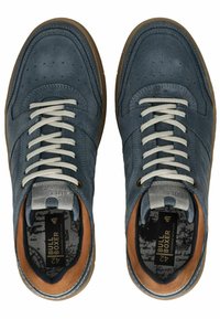 Blauwe suède sneakers met beige veters, geperforeerde details op de tenen en bruine leren accenten bij de hak en de tong. Rubberen zool.