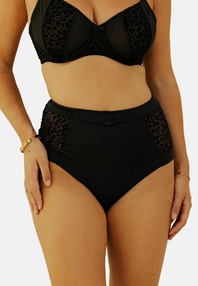 Bas de bikini noir taille haute avec des panneaux en imprimé léopard transparent et un accent de nœud à l'avant. Texture lisse avec une taille élastique pour le confort.