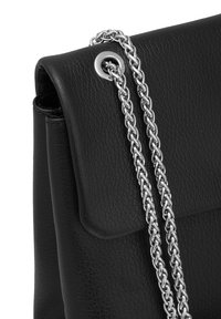 Borsa a tracolla in pelle nera con finitura testurizzata, caratterizzata da una tracolla in catena argentata e un pattina pieghevole fissata da un dettaglio a anello metallico.