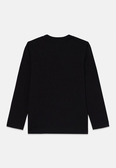 Camiseta de manga larga negra con cuello redondo, hecha de una tela suave. Corte recto y dobladillo, sin estampado ni adornos visibles.