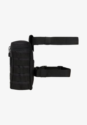 Fekete taktikai deréktáska tartós nylonból, henger alakú, számos pánttal és cipzáras tárolórekesszel.