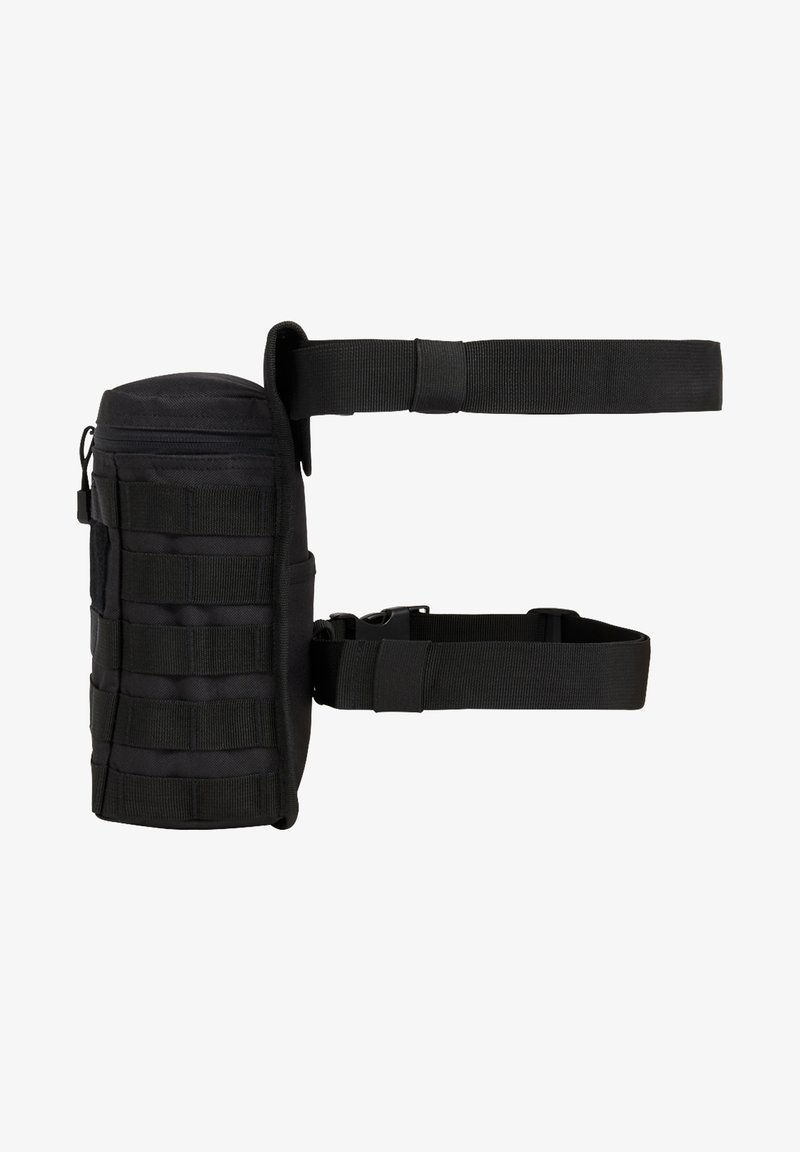 Fekete taktikai deréktáska tartós nylonból, henger alakú, számos pánttal és cipzáras tárolórekesszel.