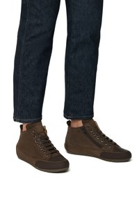 Braune High-Top-Sneaker aus Wildleder mit Schnürung, seitlichem Reißverschluss, Gummisohle und kontrastierendem Zehenkappen-Design.