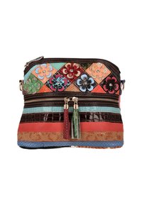 Farverig crossbodytaske med lynl�ås og mønstrede blomsterapplikationer, lavet af forskellige teksturerede materialer i røde, blå, grønne og sorte accenter.