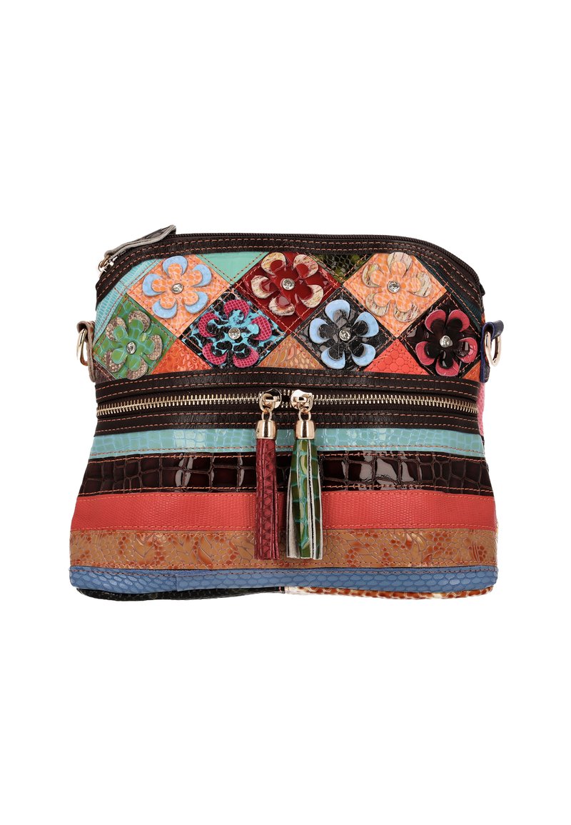Farverig crossbodytaske med lynlås og mønstrede blomsterapplikationer, lavet af forskellige teksturerede materialer i røde, blå, grønne og sorte accenter.