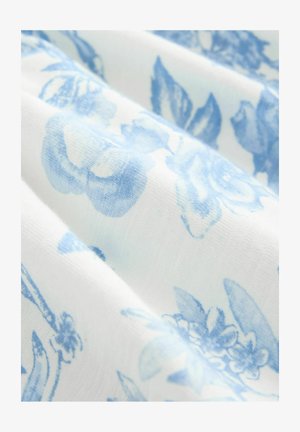 Tejido floral con un fondo blanco y patrones de flores y hojas en azul claro; material suave y texturizado con una apariencia delicada y fluida.