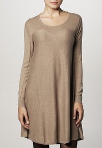 Abito a maglione beige fino al ginocchio, con maniche lunghe, scollatura rotonda, polsini a costine e una morbida consistenza, che presenta dettagli di cucitura discreti sul busto.