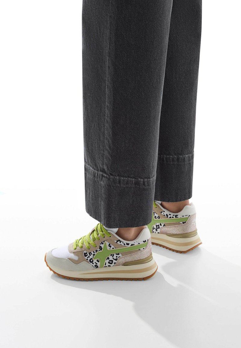 Baskets multicolores avec un mélange de daim et de mesh. Présente des accents blancs, verts et imprimés léopard, avec une semelle texturée et des lacets.