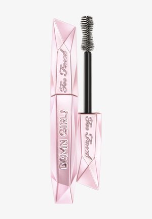 Too Faced Mascara in einem diamantförmigen, rosa Röhrchen mit erhabener Schrift. Der Applikator ist schwarz und hat Borsten zur Volumensteigerung.