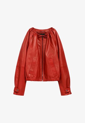 Czerwona skórzana kurtka z marszczonym dekoltem, zamkiem błyskawicznym i elastycznym dołem. Posiada dwie przednie kieszenie i mankiety na guziki. Gładka faktura.