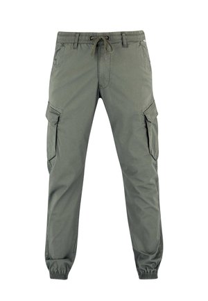 Olivgrüne Cargo-Jogginghosen mit elastischem Bund, Kordelzug, seitlichen Klappentaschen und elastischen Bündchen vor weißem Hintergrund.