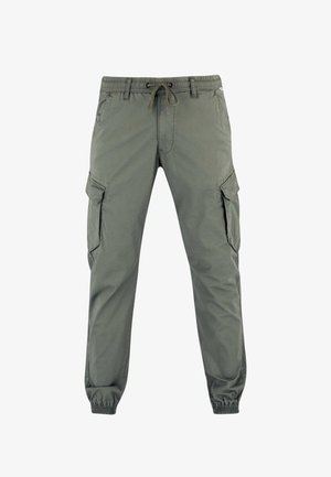 Olivgrüne Cargo-Jogginghosen mit elastischem Bund, Kordelzug, seitlichen Klappentaschen und elastischen Bündchen vor weißem Hintergrund.