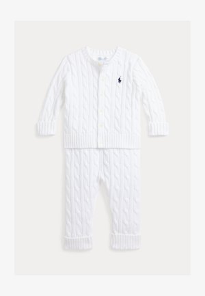 Cardigan bianco a maglia con bottoni frontali e pantaloni abbinati. Polsini e orlo a coste, con un piccolo logo sul petto. Texture morbida.