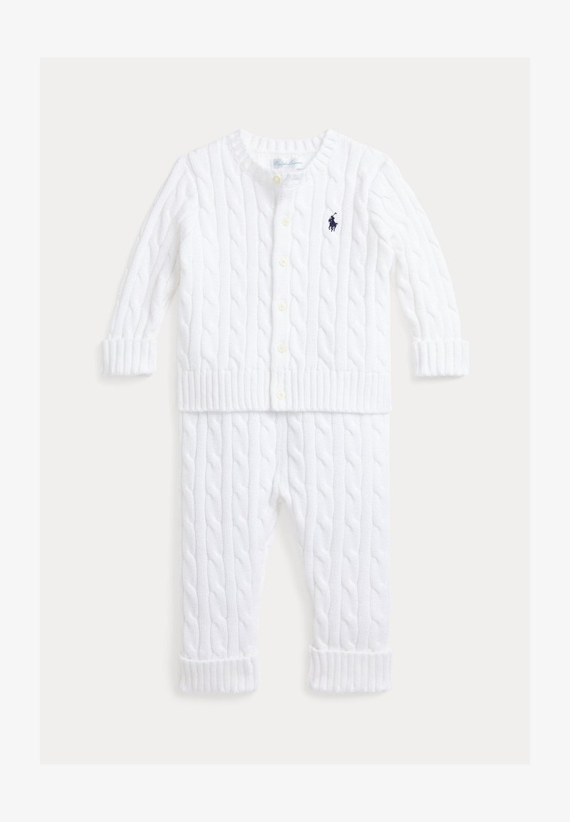 Λευκό πουλόβερ με πλέξη καλωδίου και μπροστινά κουμπιά, μαζί με ταιριαστά παντελόνια. Ριμπ τελειώματα στους καρπούς και στο στρίφωμα, με μικρό λογότυπο στο στήθος. Μαλακή υφή.