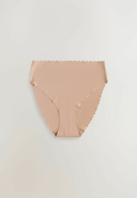 Chilot de femei în culoare nud, cu un tiv ondulat și material neted, elastic. Formă tradițională de chilot, fără cusături vizibile.