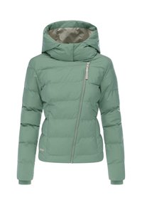 Groene pufferjack met een ritssluiting, brede kraag en elastische manchetten. Beschikt over een gestikt ontwerp en een soepele, matte afwerking.