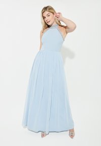 Abito azzurro chiaro con scollo all'americana, collo decorato con perline e gonna plissettata. Realizzato in tessuto fluido, presenta una silhouette lunga ed elegante.