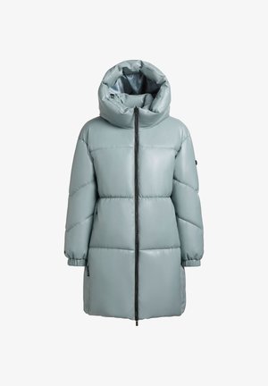 Manteau matelassé bleu clair avec une grande capuche pliée, fermeture éclair à l'avant, poignets élastiques et une texture matelassée. Fini lisse et brillant.