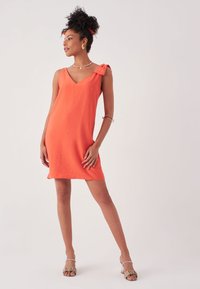 Herita SHOULDER DETAILED - Vardagsklänning - orange