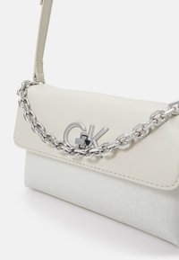 Calvin Klein RE LOCK MINI CROSSBODY BAG - Borsa a mano - ecru