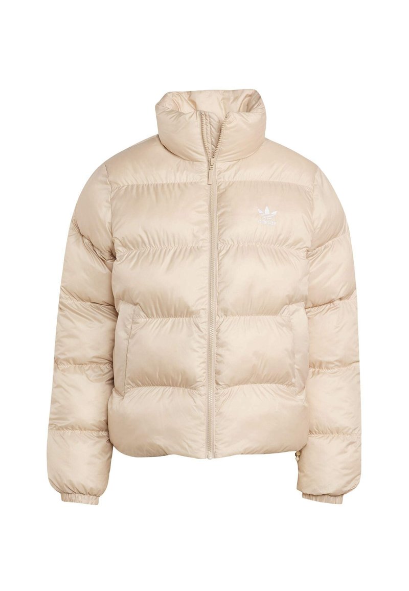 Giacca a vento beige con collo alto, chiusura a zip e due tasche frontali. Presenta un design trapuntato e un logo discreto sul petto.