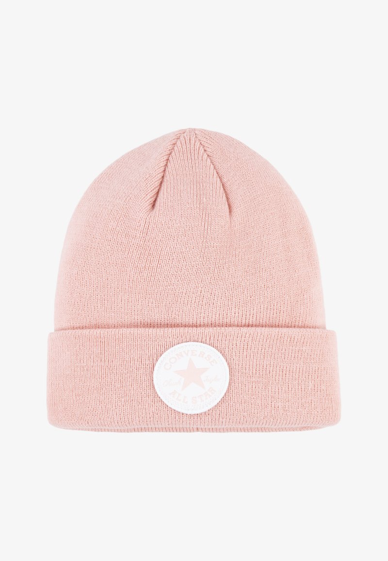 Rosa stickad mössa med uppvikt kant, prydd med en cirkulär vit lapp med en stjärna och ordet "CONVERSE" i rosa text. Mjuk textur.