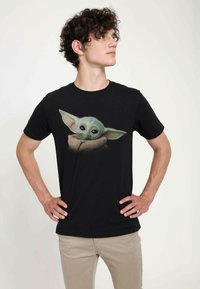 Star Wars STAR WARS: THE MANDALORIAN - THE CHILD FACE - T-shirt z nadrukiem