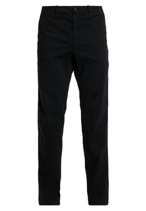 Schwarze, schmal geschnittene Herrenhose mit Gürtelschlaufen, Knopfverschluss, Frontreißverschluss und Seitentaschen.