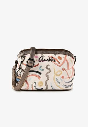 Kleine Umhängetasche mit mehrfarbigen abstrakten Pinselstrichmustern, verstellbarem metallisch-braunem Riemen und "Anekke"-Logo auf der Vorderseite.