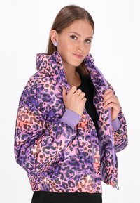 Fialová a růžová leopardí potisková p�éřová bunda s vysokým límcem, žebrovanými manžetami a zipem. Hladký povrch a polstrovaná pro teplo.