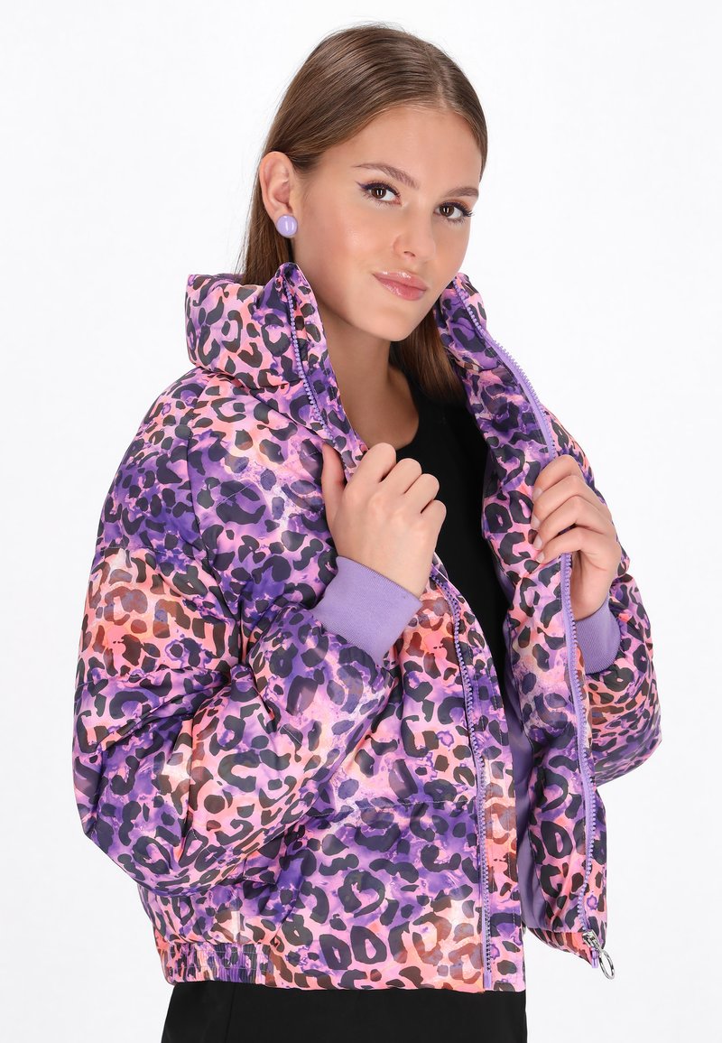Fialová a růžová leopardí potisková péřová bunda s vysokým límcem, žebrovanými manžetami a zipem. Hladký povrch a polstrovaná pro teplo.