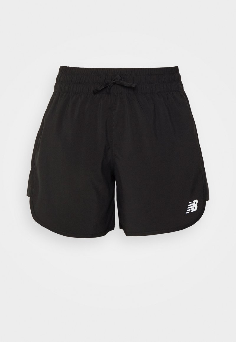Zwarte sportshorts met elastische tailleband en trekkoord, met een wit New Balance-logo op de rechterbenen.