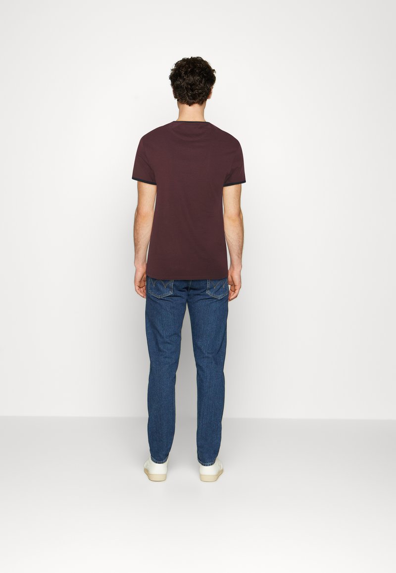 Herren T-Shirts basic | Farah GROVES 2 PACK T-Shirt basic red/navy/rot - SA58714 Herren T-Shirts basic | Farah GROVES 2 PACK T-Shirt basic red/navy/rot - SA58714