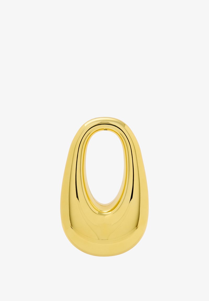 Guldskulptural objekt med en slät, reflekterande yta, som har en oval öppning och en rundad bas. Minimalistisk design med eleganta linjer.