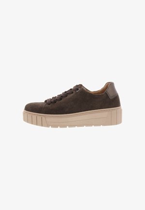 Bruine suède sneaker met een beige rubberen zool, ronde neus en platte veters. Heeft een glad leren hakaccent en een gestructureerde zool.