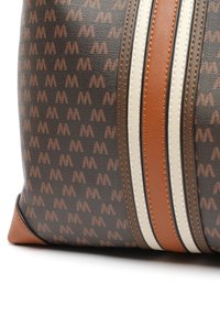 Bruine gestreepte draagtas van gestructureerd materiaal, met crèmekleurige en oranje strepen en bruine accenten. Inclusief contrasterende stikdetails.