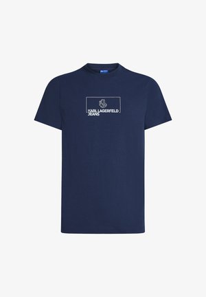 Sötétkék pamut póló rövid ujjal, középen egy fehér téglalap alakú logóval, amelyen a "KARL LAGERFELD JEANS" szöveg található.