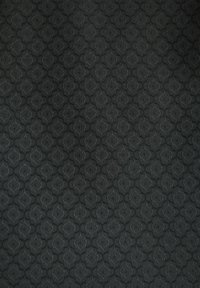 Tumedate hall, millel on peene korduv geomeetriline muster omavahel ühendatud rombivormidest kergelt heledamas toonis.